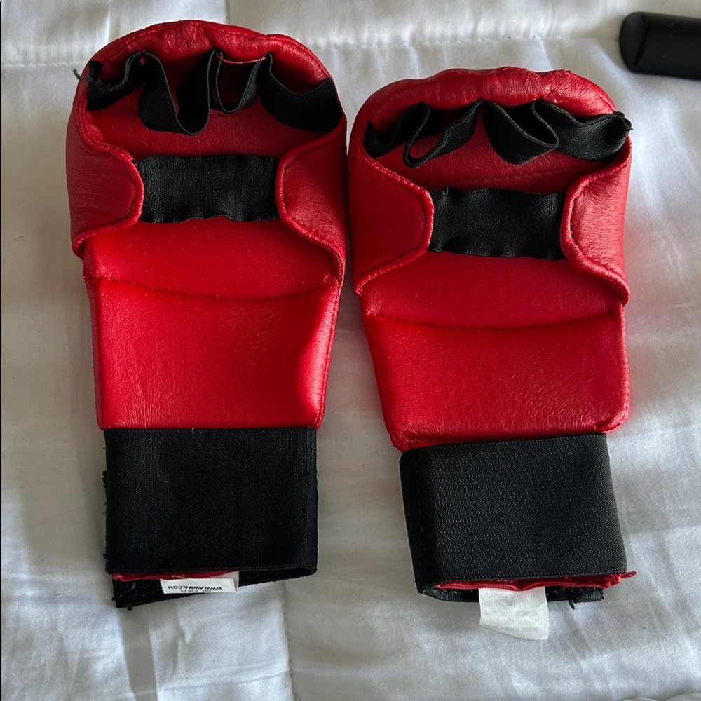 Gladiator Red Boxing Gloves - Medium - Picture 2 of 2